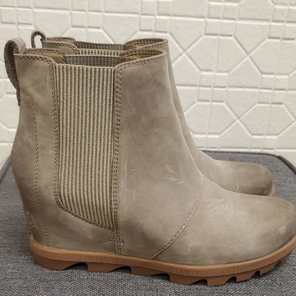 Women’s Neutral Taupe Chelsea Wedge Boot Size 10 Waterproof